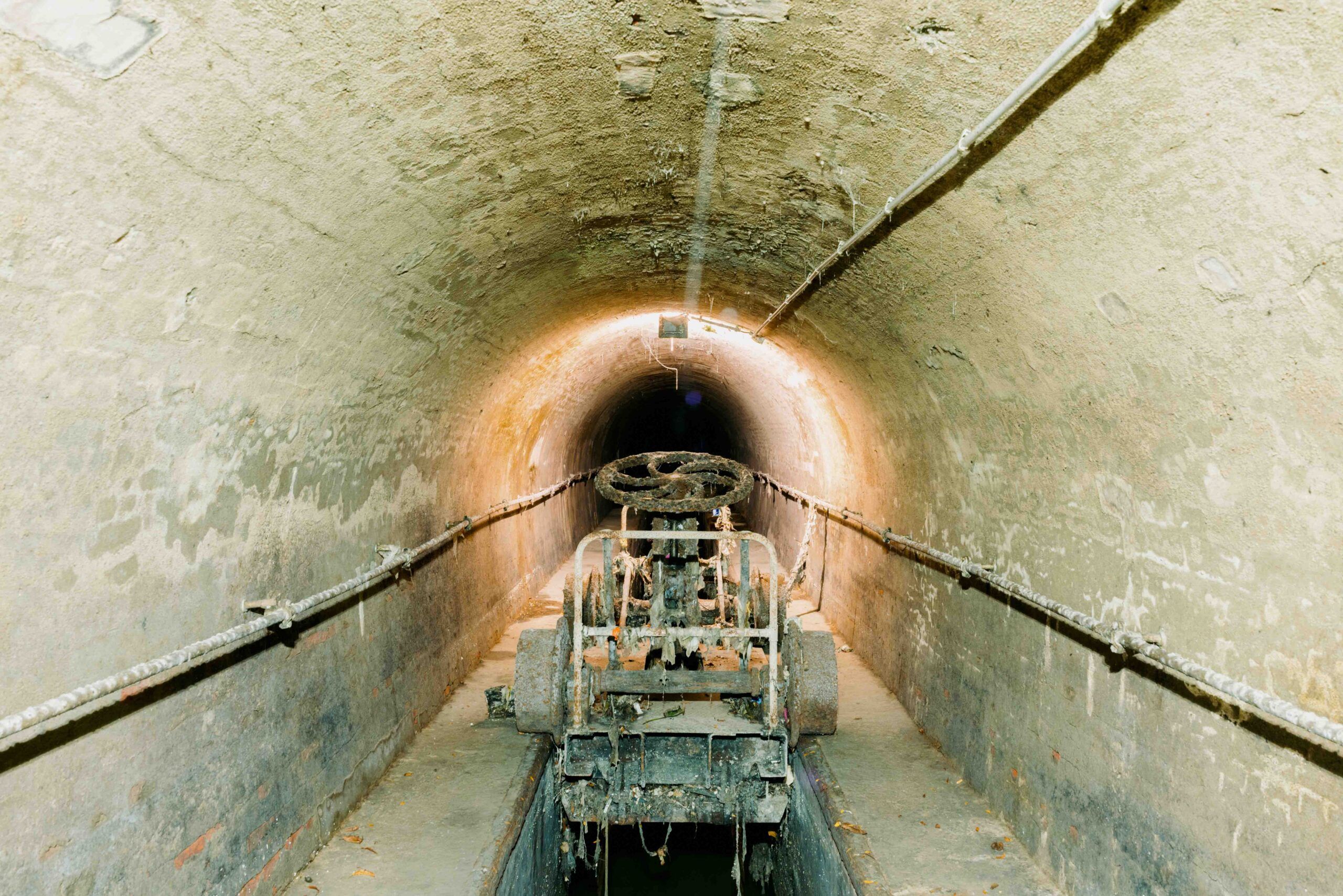 Wagon-vanne in the underground of the Sewer Museum